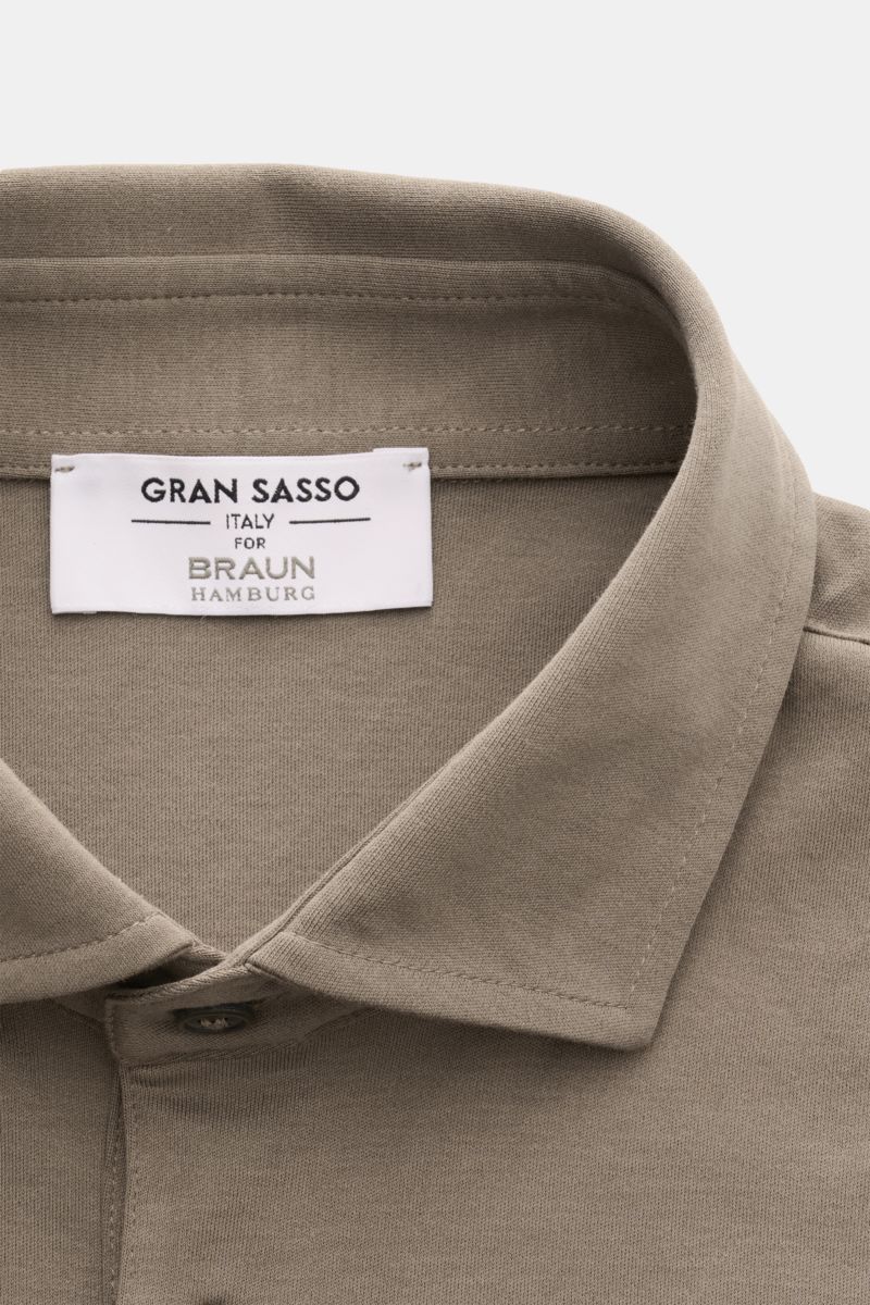 Nahaufnahme des Gran Sasso Jersey-Poloshirts oliv mit klassischem Polokragen, Slim Fit und weichem Griff aus reiner Baumwolle.