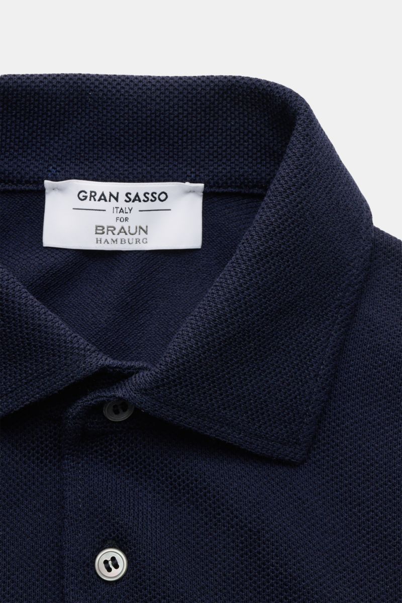 Close-up front view of the Gran Sasso Polo shirt navy showing textured pure cotton piqué fabric, dress-shirt collar, and buttons.

Description: Summer sophistication in its purest form: This short sleeve polo shirt in pure cotton piqué by GRAN SASSO fe