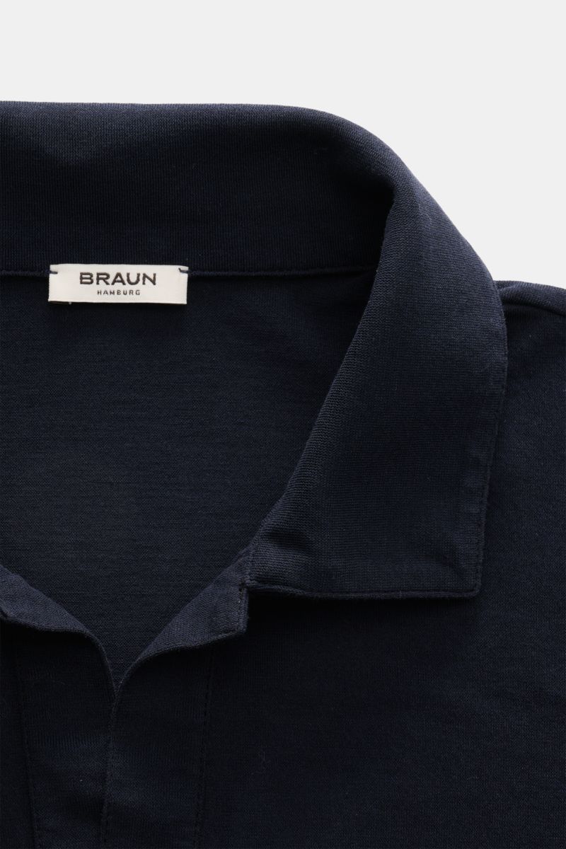 Close-up front view of the navy BRAUN Hamburg Jersey polo shirt with dress-shirt collar and open collar placket in fine cotton jersey.

Description: Sporty style for the new season: BRAUN HAMBURG has processed pure cotton into fine jersey to make this 