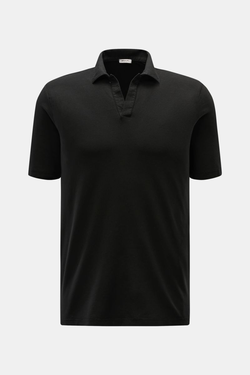 Front view of BRAUN Hamburg Jersey polo shirt black with short sleeves, open collar placket, and shark polo collar in slim fit.

Description: Sporty style for the new season: BRAUN HAMBURG has processed pure cotton into fine jersey to make this polo shirt