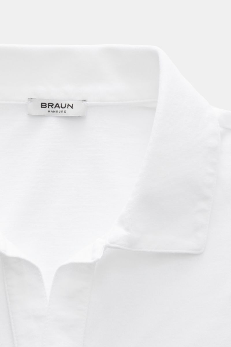 Close-up front view of the collar and label of the BRAUN Hamburg Jersey-polo shirt white, sporty style with open collar placket.

Description: Sporty style for the new season: BRAUN HAMBURG has processed pure cotton into fine jersey to make this polo shir