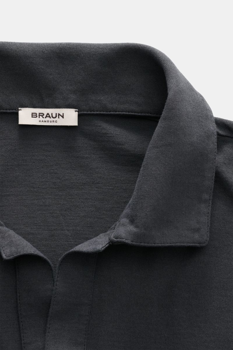 Close-up front view of the collar and label of the BRAUN Hamburg Jersey polo shirt dark grey, made of pure cotton jersey with a slim fit and open collar placket. Sporty style for the new season: BRAUN HAMBURG has processed pure cotton into fine jersey to 