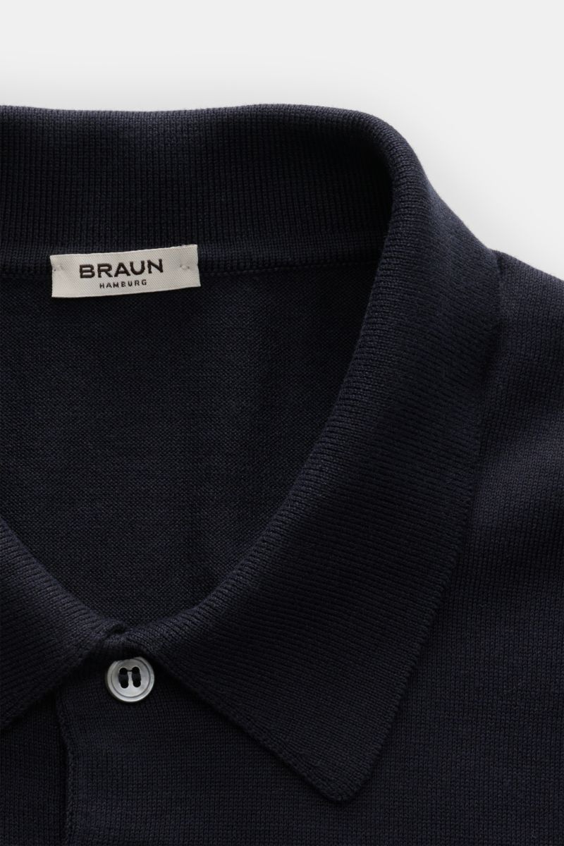 BRAUN Hamburg Kurzarm-Strickpolo dark navy, Detailansicht von oben, feiner Baumwoll-Strick, weicher Griff, Polokragen, glatte Drei-Knopf-Leiste, Slim Fit.