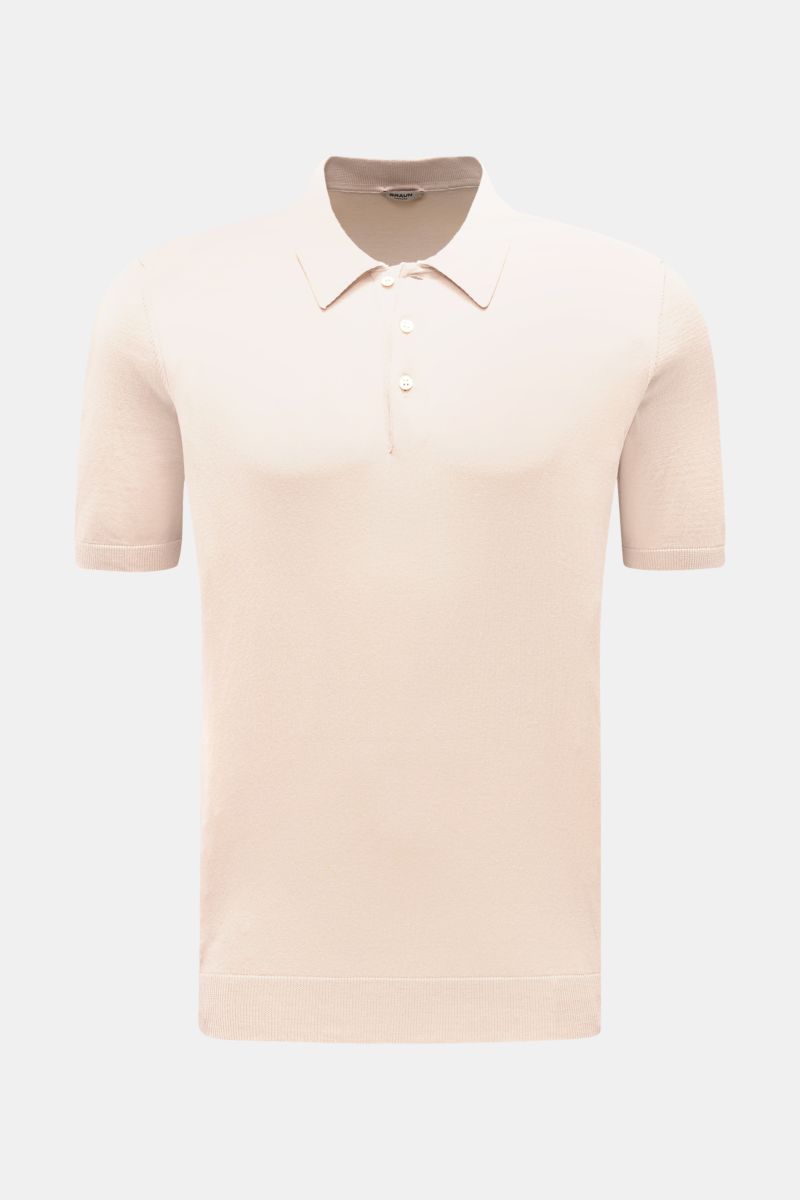 BRAUN Hamburg Kurzarm-Strickpolo sand, feiner Baumwoll-Feinstrick, Slim Fit, Polokragen, Drei-Knopf-Leiste, Rippbündchen, frontal fotografiert.
