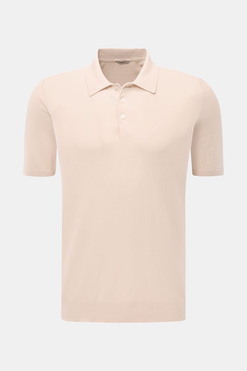 BRAUN Hamburg Kurzarm-Strickpolo sand, feiner Baumwoll-Feinstrick, Slim Fit, Polokragen, Drei-Knopf-Leiste, Rippbündchen, frontal fotografiert.