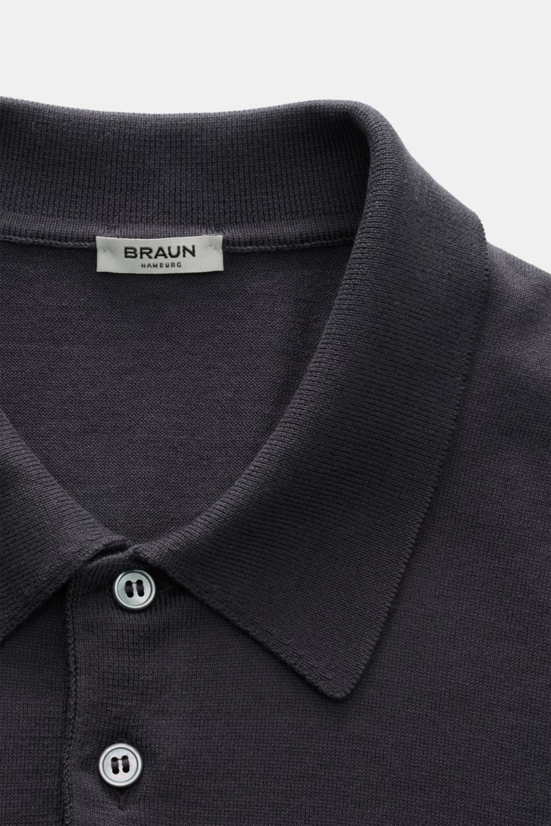 Nahaufnahme des BRAUN Hamburg Kurzarm-Strickpolo anthrazit von oben, feiner Baumwoll-Feinstrick, Slim Fit, Polokragen, Drei-Knopf-Leiste, weicher Griff.
