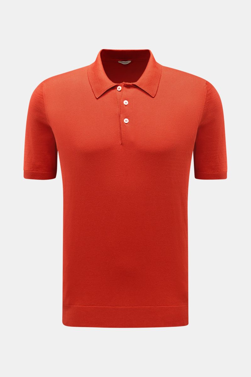 BRAUN Hamburg Kurzarm-Strickpolo orange, frontal fotografiert, aus feinem Baumwoll-Feinstrick, Slim Fit, weicher Griff, Polokragen, Drei-Knopf-Leiste, Rippbündchen.