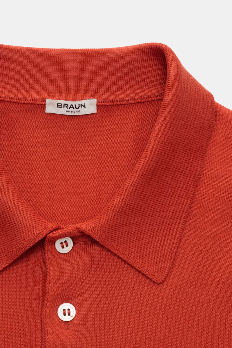 BRAUN Hamburg Kurzarm-Strickpolo orange, feiner Baumwoll-Feinstrick, Slim Fit, Polokragen, Drei-Knopf-Leiste, Rippbündchen, Detailansicht von oben.