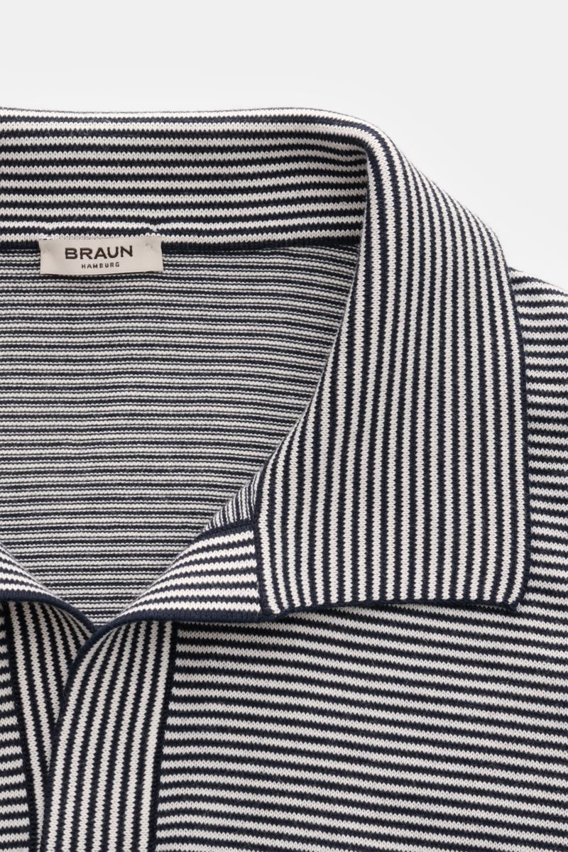Close-up front view of the BRAUN Hamburg Short-sleeve knit polo navy/white striped, showcasing its fine knit stripes and open collar.

Description: Nautical style gets a modern interpretation: This BRAUN HAMBURG knit polo in pure cotton has a fitted silho