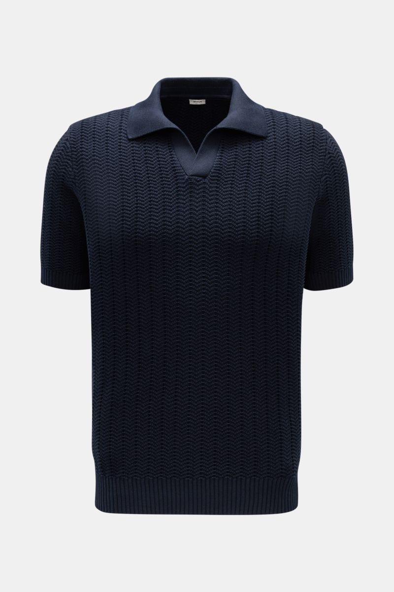 Front view of Gran Sasso Short sleeve knit polo shirt navy in a slim fit, featuring a robust, striking knit fabric with an open collar strip and wide ribbed bands.

Description: Classic polo silhouette meets a distinctive fabric thickness: This short slee