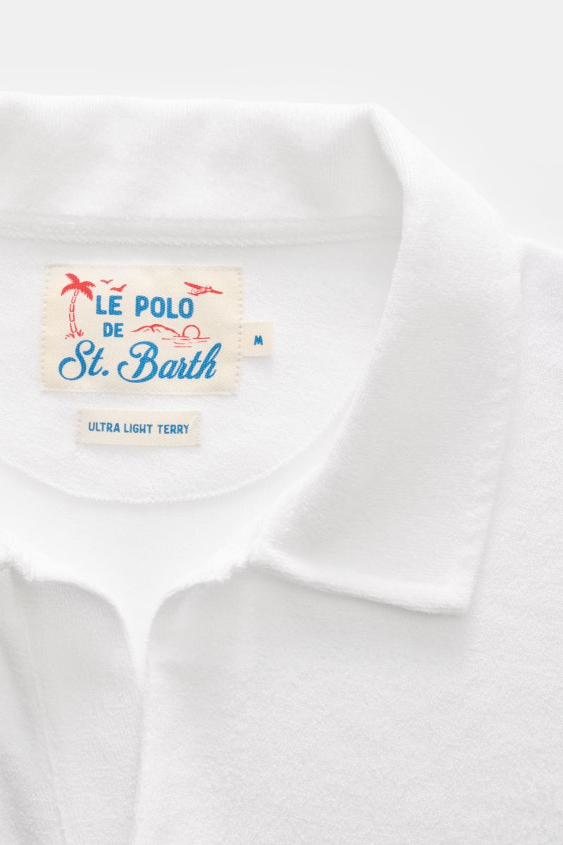 MC2 Saint Barth Frottee-Poloshirt 'Jeremy' weiß, Slim Fit, weicher Kragen, offene Leiste, Logo-Stitching, kurze Saumschlitze, Detailaufnahme von oben.