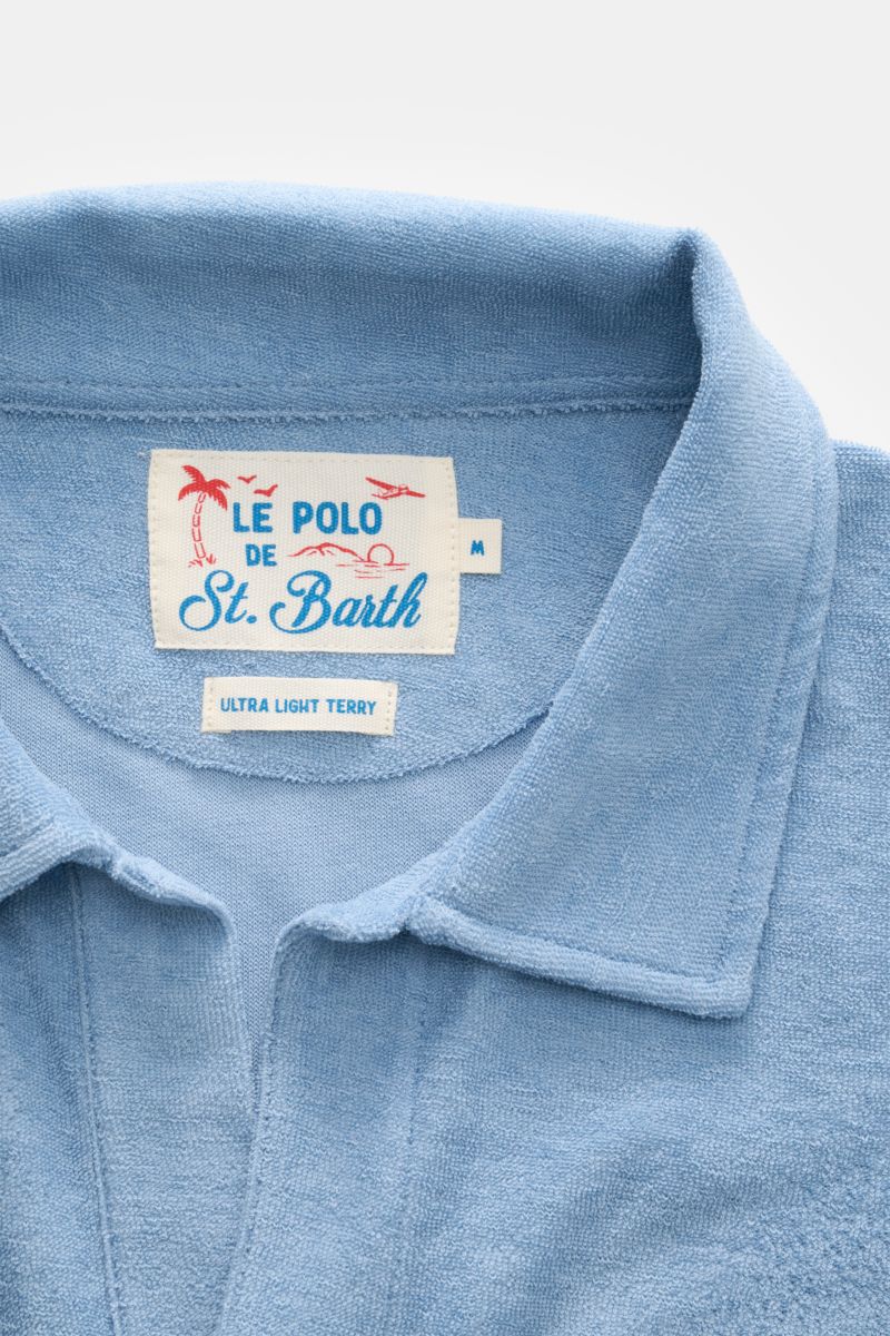 MC2 Saint Barth Frottee-Poloshirt 'Jeremy' rauchblau, Nahaufnahme von oben, leichter Polokragen, weicher Griff, Lyocell-Baumwolle, Slim Fit, offener Kragen.