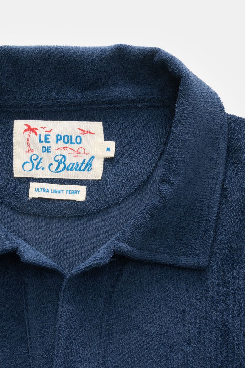Nahaufnahme des Kragens vom MC2 Saint Barth Frottee-Poloshirt 'Jeremy' navy, weich, Slim Fit mit offenem Polokragen und Logo-Stitching.