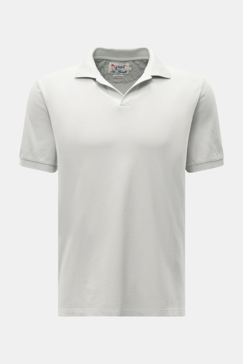 Front view of MC2 Saint Barth Poloshirt 'Charles' hellgrau in light gray, made of elastic pure cotton piqué with soft grip, slim fit, typical polo collar, open collar placket, logo stitching on sleeve, comfortable ribbed cuffs, and short side slits.