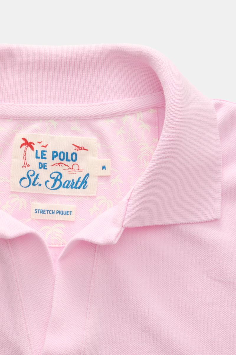 Nahaufnahme des MC2 Saint Barth Poloshirts 'Charles' rosé, von oben fotografiert, mit offenem Polokragen, elastischem Baumwoll-Piqué und sichtbarem Label.