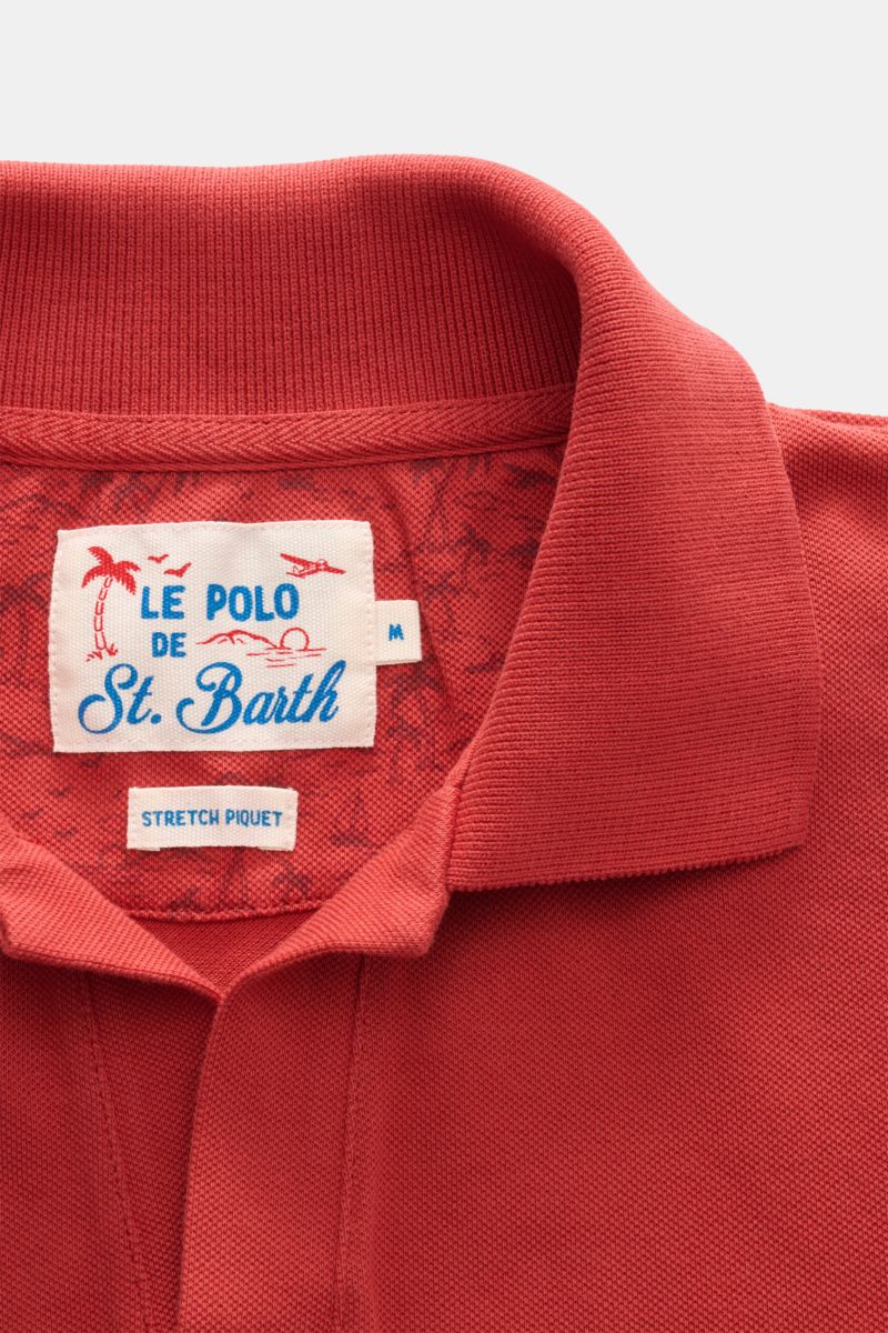 Nahaufnahme aus schräger Vogelperspektive auf den Kragen des MC2 Saint Barth Poloshirts 'Charles' rot aus elastischem Baumwoll-Piqué mit Label.