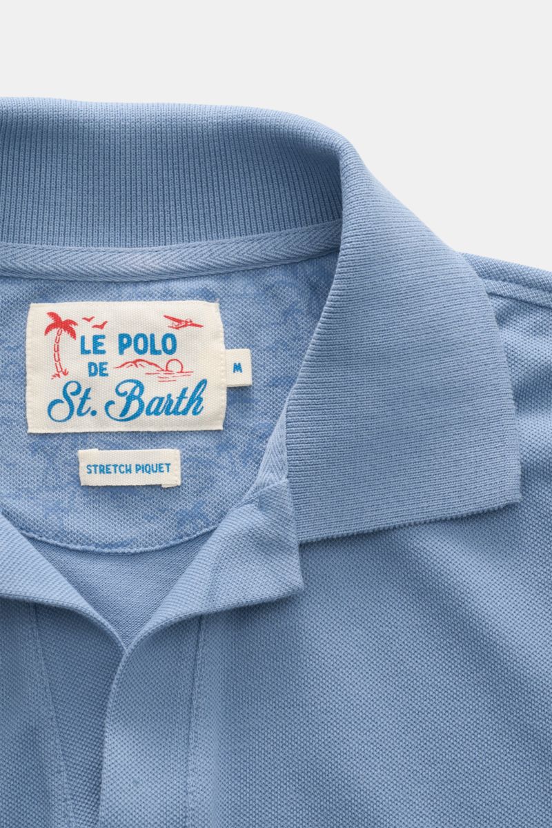 Nahaufnahme des Kragens und Labels vom MC2 Saint Barth Poloshirt 'Charles' rauchblau aus elastischem Baumwoll-Piqué, frontal fotografiert.