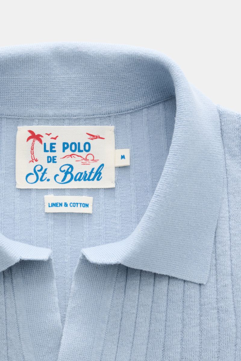 Close-up front top view of MC2 Saint Barth Short sleeve knit polo smoky blue showing fine ribbed knit texture and open collar with label, made from linen and cotton blend for a soft feel, slim fit, short hem vents, and fine ribbed bands.