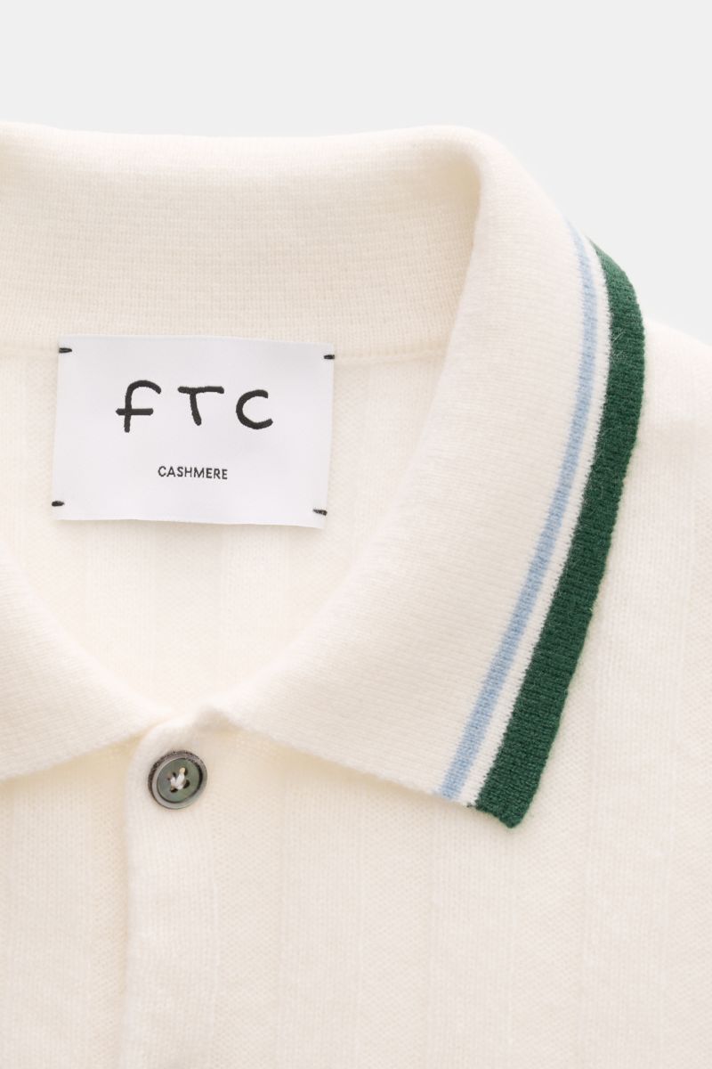 Nahaufnahme des FTC Cashmere Kurzarm-Strickpolo creme aus reiner Cashmere, breitem Rippstrick mit farblich abgesetzten Streifen am Kragen und Bund, softer Griff, feines Strickbild, Regular Fit, Zwei-Knopf-Leiste, flexible Rippbündchen, typische Polokragen