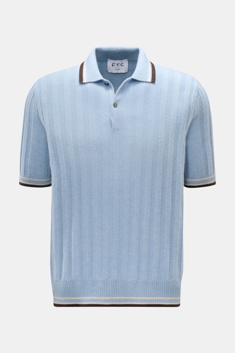 FTC Cashmere Kurzarm-Strickpolo hellblau, frontale Nahaufnahme, breites Rippstrick-Design, Polokragen mit Kontraststreifen, zwei Knöpfe, farblich abgesetzte Bündchen.