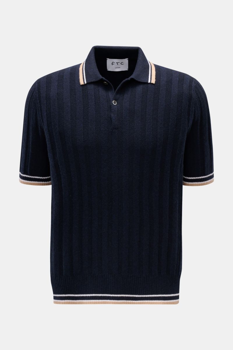 FTC Cashmere Kurzarm-Strickpolo navy, frontal fotografiert, breites Rippstrick-Design, Polokragen und Bündchen mit farblich abgesetzten Streifen, reiner Cashmere, softer Griff.