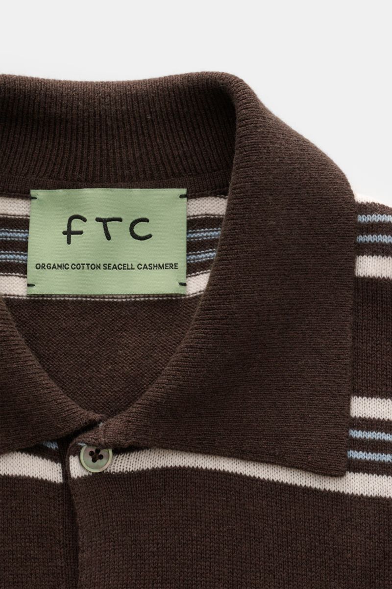 Nahaufnahme des FTC Kurzarm-Strickpolo dunkelbraun/creme/hellblau gestreift mit Polokragen, Zwei-Knopf-Leiste und feinem Strickbild.