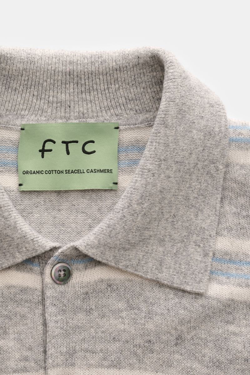 Nahaufnahme von FTC Kurzarm-Strickpolo grau/hellblau/weiß gestreift mit Polokragen, Zwei-Knopf-Leiste, aus Baumwolle, SeaCell und Cashmere.