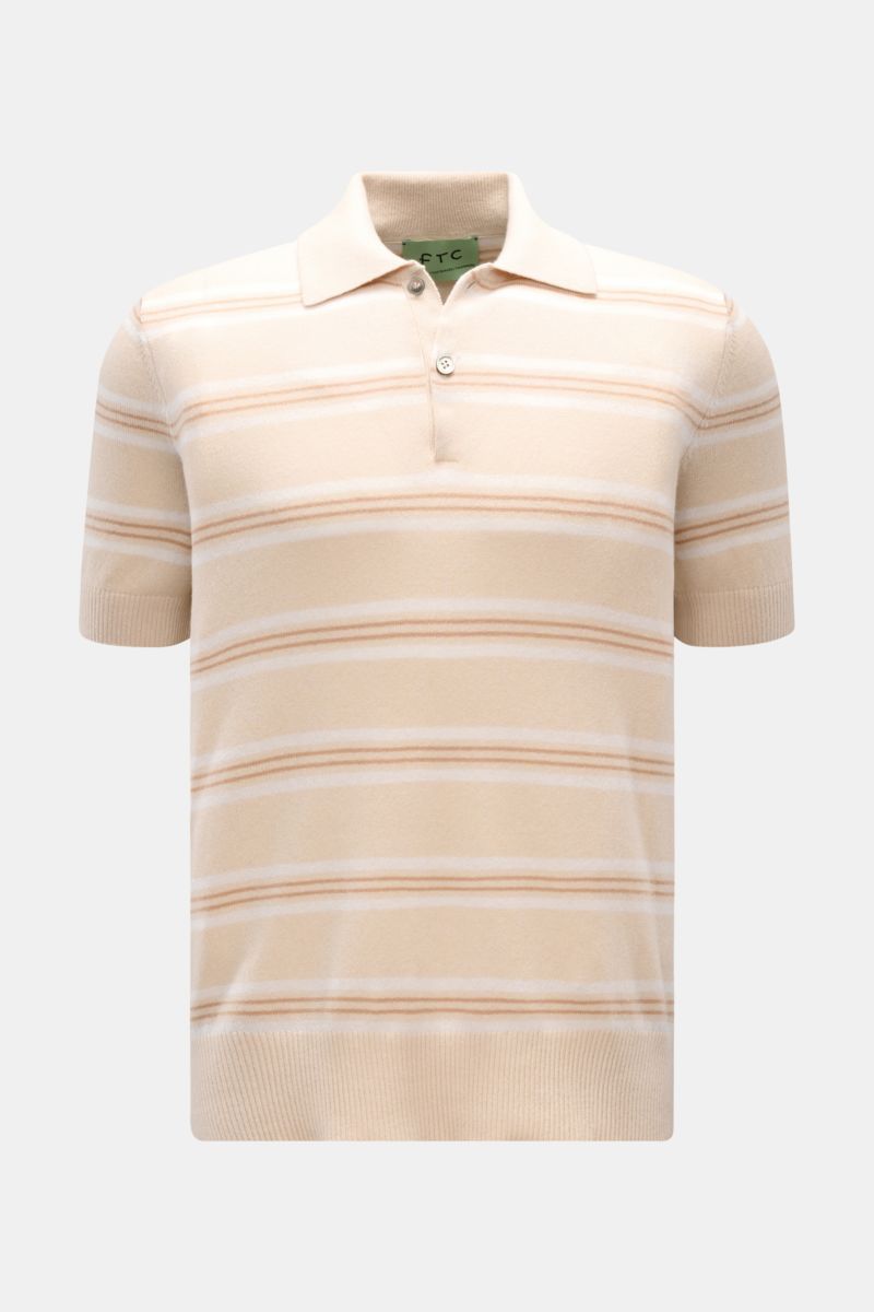 FTC Kurzarm-Strickpolo beige/creme/hellbraun gestreift, Slim Fit, feines Strickbild, Polokragen, Zwei-Knopf-Leiste, flexible Rippbündchen, frontal fotografiert.