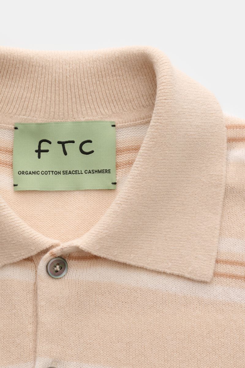 FTC Kurzarm-Strickpolo beige/creme/hellbraun gestreift, Nahaufnahme von Polokragen, Zwei-Knopf-Leiste, feines Strickbild, weicher Griff, Slim Fit.
