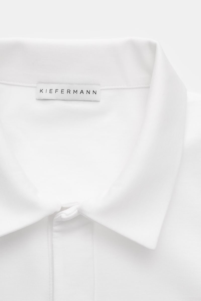 Close-up front view of the Kiefermann Jersey polo shirt 'Aodhan' white showing the dress-shirt collar and concealed three-button placket.

The polo shirt 'Aodhan' by KIEFERMANN is constructed from the finest jersey in a modern blend of lyocell and micr