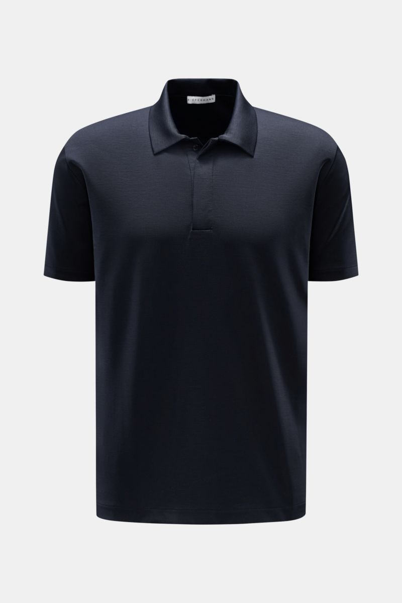 Kiefermann Jersey-Poloshirt 'Aodhan' navy, Slim Fit, glatter Griff, verdeckte Drei-Knopf-Leiste, konfektionierter Polokragen, kurzarm, Frontansicht.