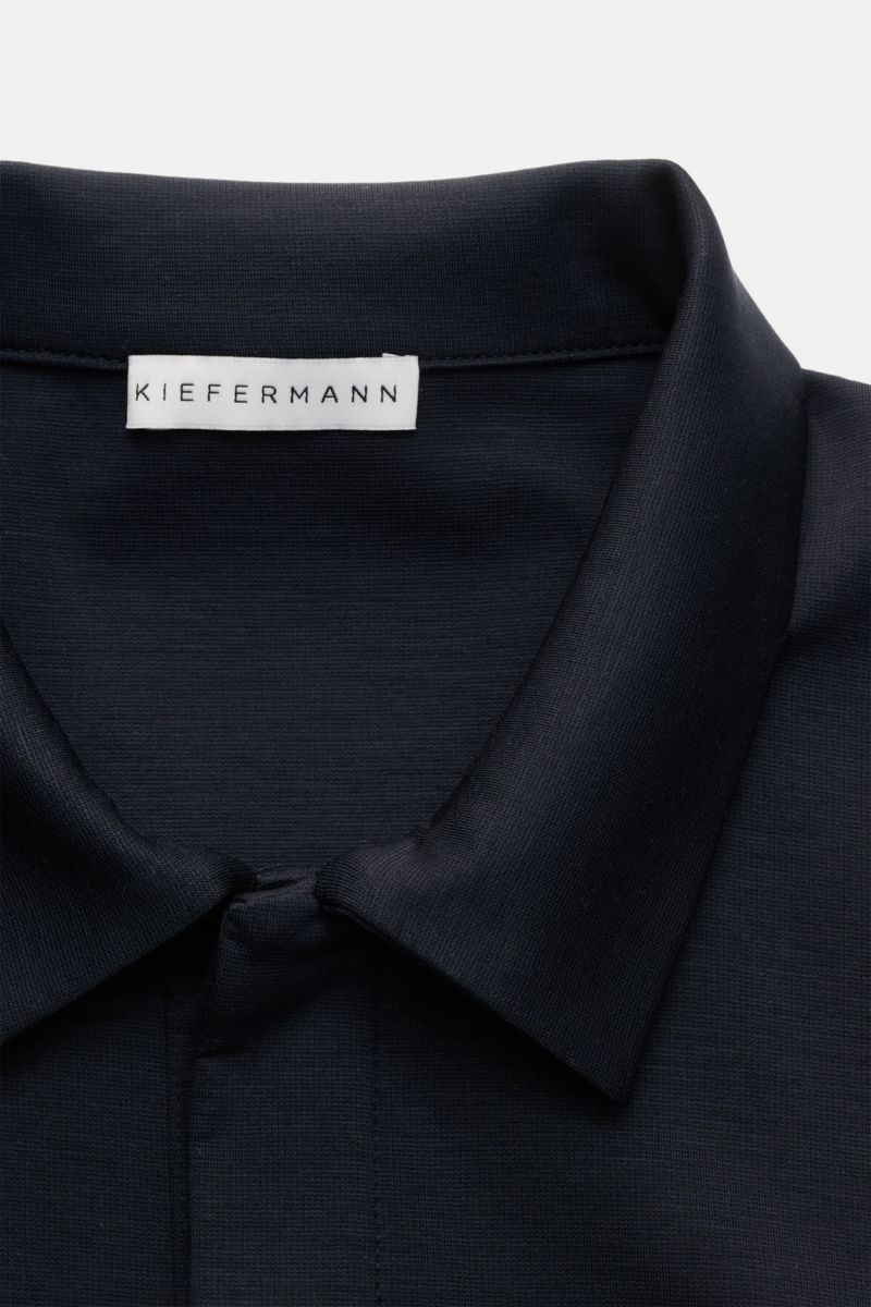 Nahaufnahme des Kiefermann Jersey-Poloshirts 'Aodhan' navy, Slim Fit mit konfektioniertem Polokragen und verdeckter Drei-Knopf-Leiste, glatter Griff, aus elastischem Lyocell-Microfaser-Mix, Frontperspektive.