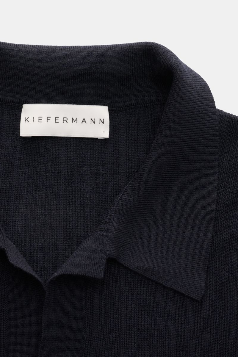Nahaufnahme von Kragen und Label des Kiefermann Merino Kurzarm-Strickpolo 'Bortiso' navy in feinem Strukturstrick aus reiner Merinowolle.