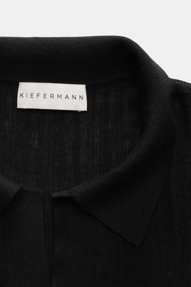 Close-up front view of the Kiefermann Merino short sleeve knit polo 'Bortiso' black, showcasing its fine textured knit and open collar strip.

An elegant styling piece: For a holiday dinner or a walk on the promenade, this knit polo by KIEFERMANN offer