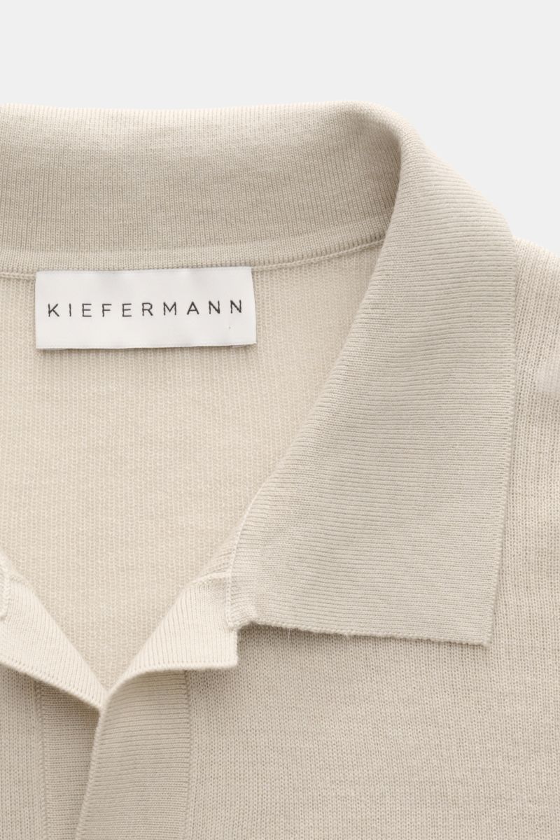 Close-up front view of Kiefermann Merino short sleeve knit polo 'Luras' beige, sporty and timeless with classic open collar strip.

Sporty and timeless: This short sleeve knit polo by KIEFERMANN in high-quality merino wool has a casual cut and a versat
