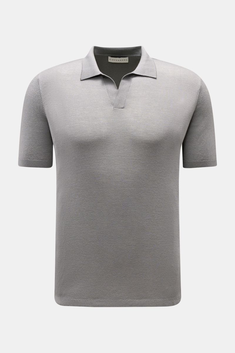 Front view of Kiefermann Merino short sleeve knit polo 'Luras' grey, sporty and timeless with soft pure merino wool, fine and rib knit, regular fit, classic polo collar, and open collar strip. 

Sporty and timeless: This short sleeve knit polo by KIEFE