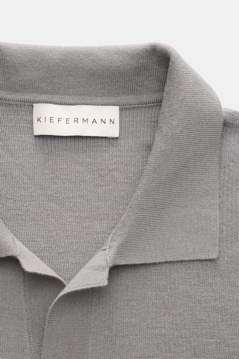 Close-up front view of Kiefermann Merino short sleeve knit polo 'Luras' grey showcasing the classic collar and fine rib knit texture. 

Sporty and timeless: This short sleeve knit polo by KIEFERMANN in high-quality merino wool has a casual cut and a ve