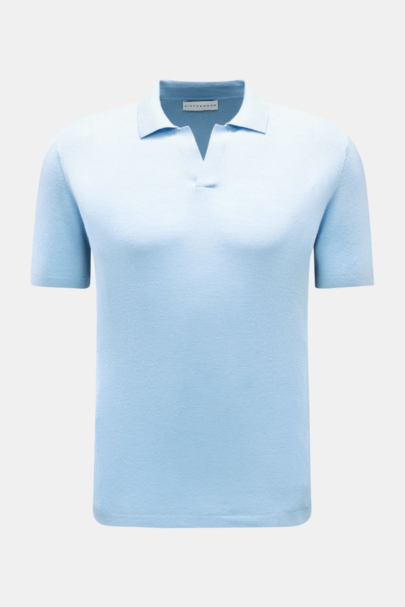Kiefermann Merino Kurzarm-Strickpolo 'Luras' hellblau, Frontansicht, sportiv, zeitlos, reine Merinowolle, weicher Griff, feines Strickbild, Rippstrick, Regular Fit, klassischer Polokragen, offene Kragenleiste.