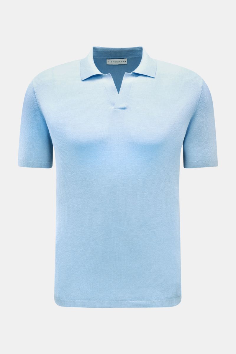 Kiefermann Merino Kurzarm-Strickpolo 'Luras' hellblau, sportiv und zeitlos, aus weicher Merinowolle, feines Strickbild, Rippstrick, Regular Fit, klassischer Polokragen, offene Kragenleiste, Frontansicht.