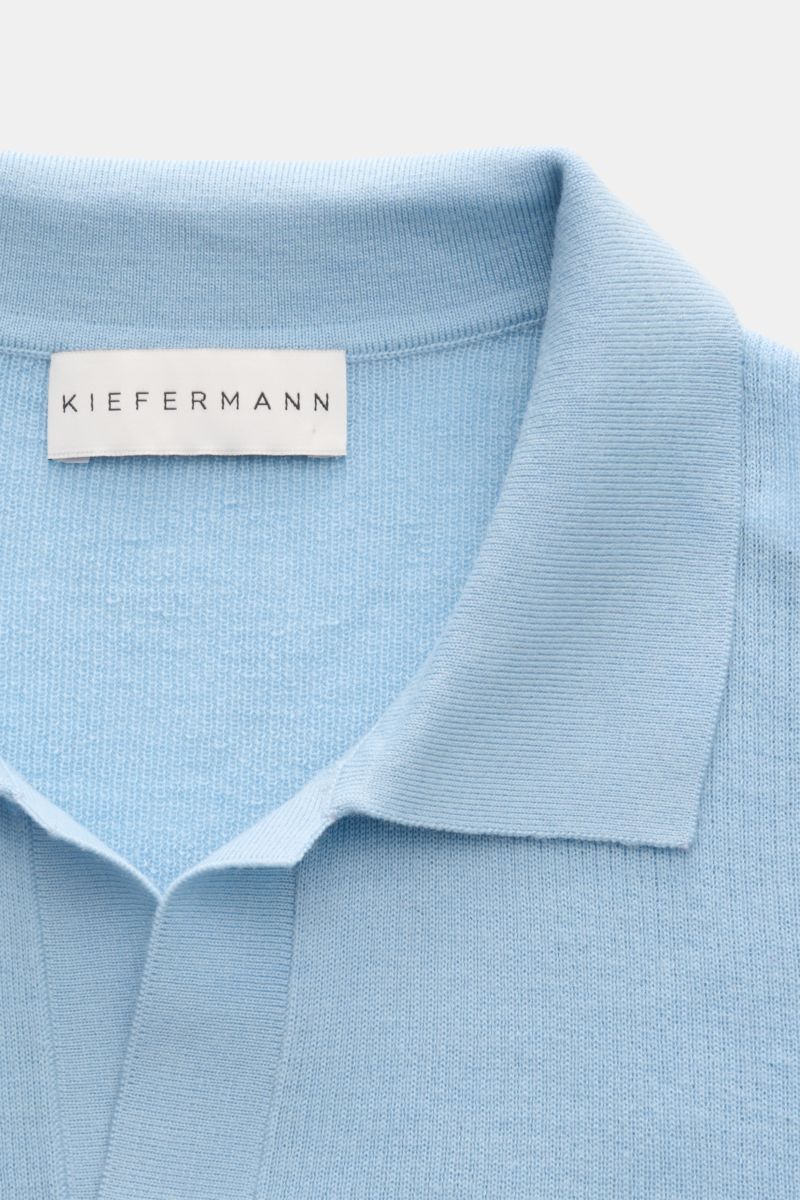Nahaufnahme des hellblauen Kiefermann Merino Kurzarm-Strickpolo 'Luras' von oben, reine Merinowolle, weicher Griff, feines Strickbild, Rippstrick-Design, Regular Fit, klassischer Polokragen, offene Kragenleiste.