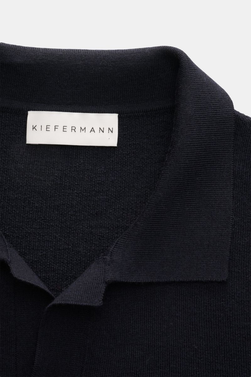 Close-up front view of the Kiefermann Merino short sleeve knit polo 'Luras' dark navy, showing the fine merino wool fabric, classic polo collar, and open collar strip.

Sporty and timeless: This short sleeve knit polo by KIEFERMANN in high-quality meri
