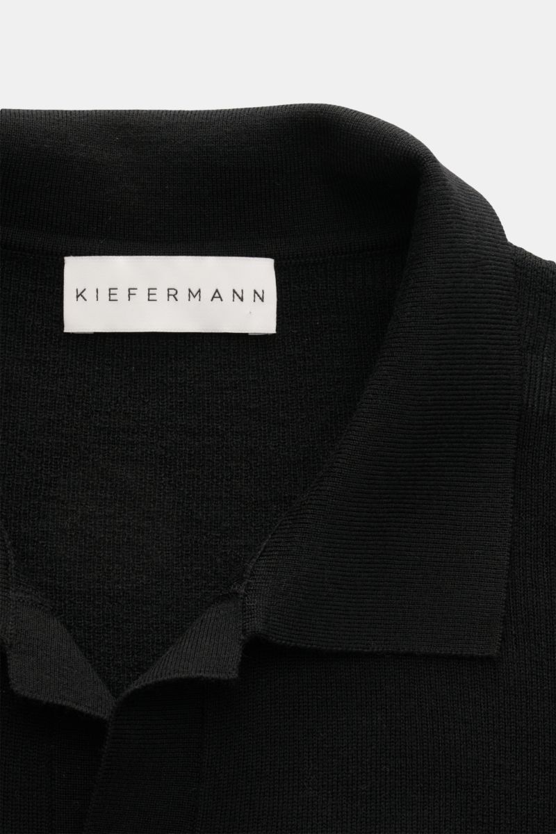 Close-up front view of Kiefermann Merino short sleeve knit polo 'Luras' black showing classic collar, open collar strip, and fine rib knit texture.

Sporty and timeless: This short sleeve knit polo by KIEFERMANN in high-quality merino wool has a casual