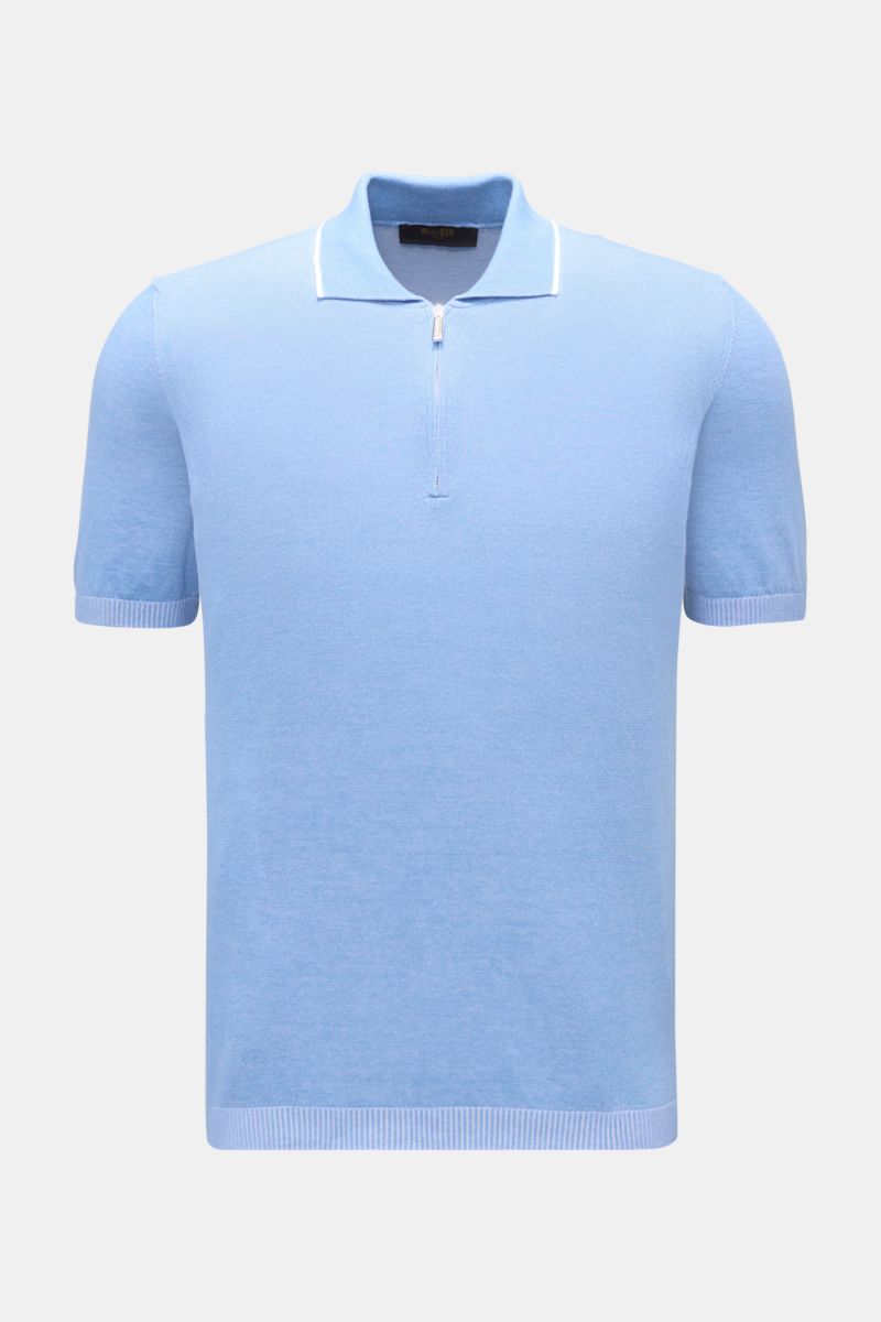 Front view of the Moorer Kurzarm-Strickpolo 'Coty' hellblau meliert, a slim fit short-sleeve knit polo in light blue cotton with a soft grip, fine knit, hidden zipper, ribbed cuffs, and a polo collar with a narrow contrast edge. Mehr als ein Basic: Für da