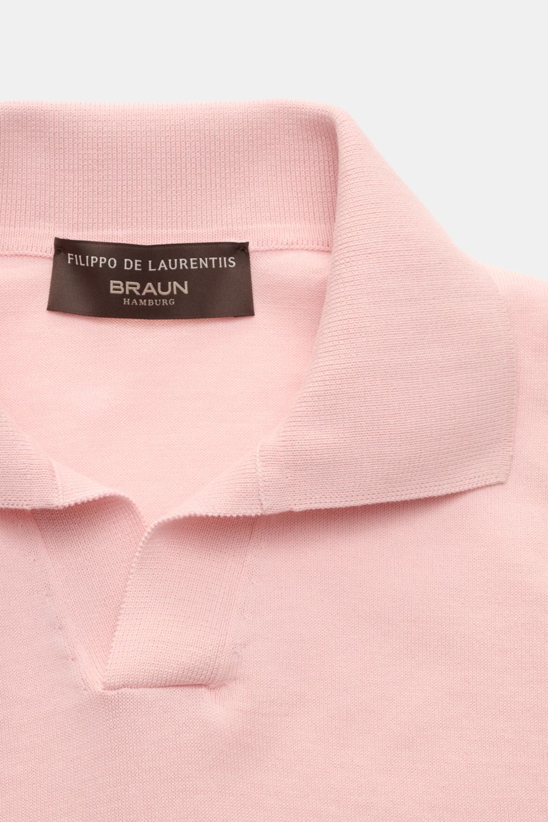 Close-up front view of the Filippo de Laurentiis Kurzarm-Strickpolo rosé showing the fine cotton knit, slim fit, typical polo collar, open placket, and ribbed cuffs. 

Sommerliche Eleganz in entspannter Form: Das Kurzarm-Strickpolo von FILIPPO DE LAURE