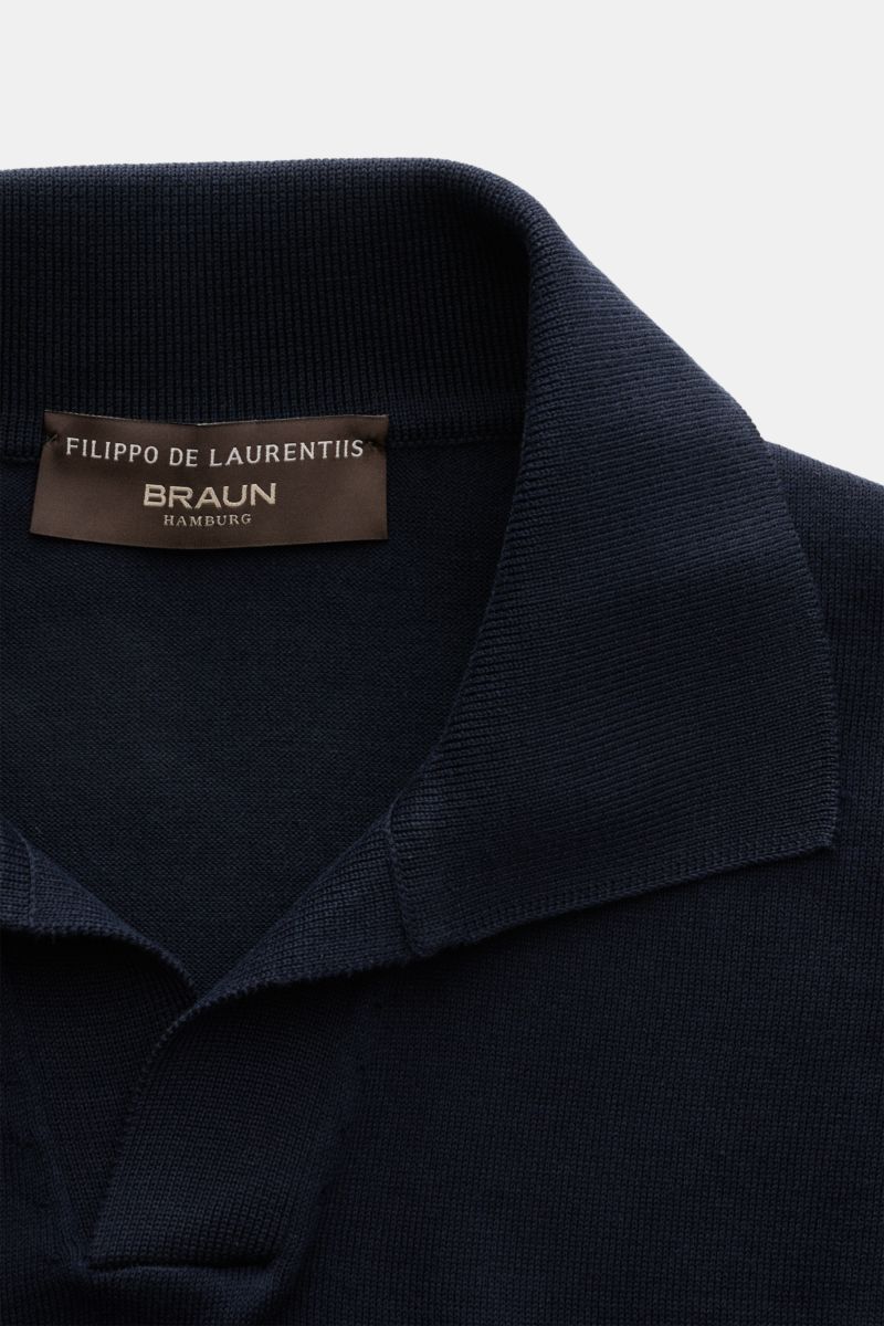 Filippo de Laurentiis Kurzarm-Strickpolo navy aus feinem Baumwollstrick, Slim Fit, Polokragen mit offener Kragenleiste in Nahaufnahme.