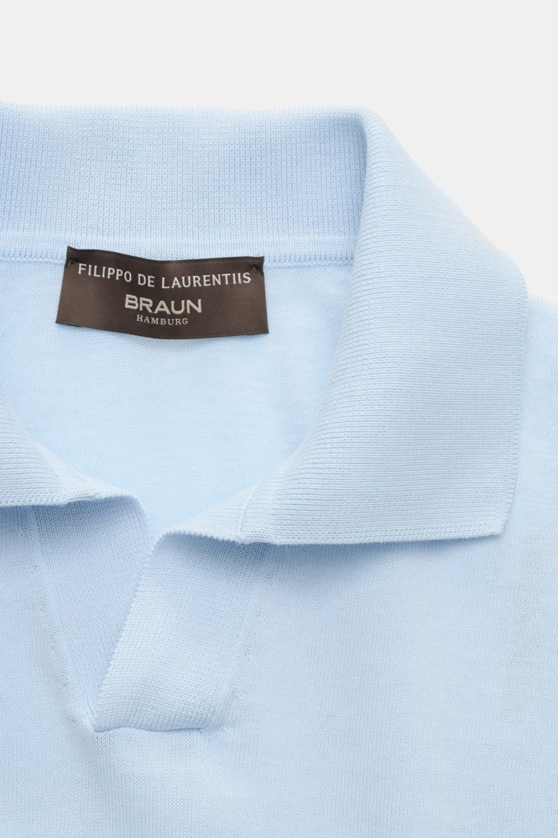 Filippo de Laurentiis Kurzarm-Strickpolo hellblau in Slim Fit, feiner Baumwollstrick, typischer Polokragen, offene Kragenleiste, Nahaufnahme von oben.