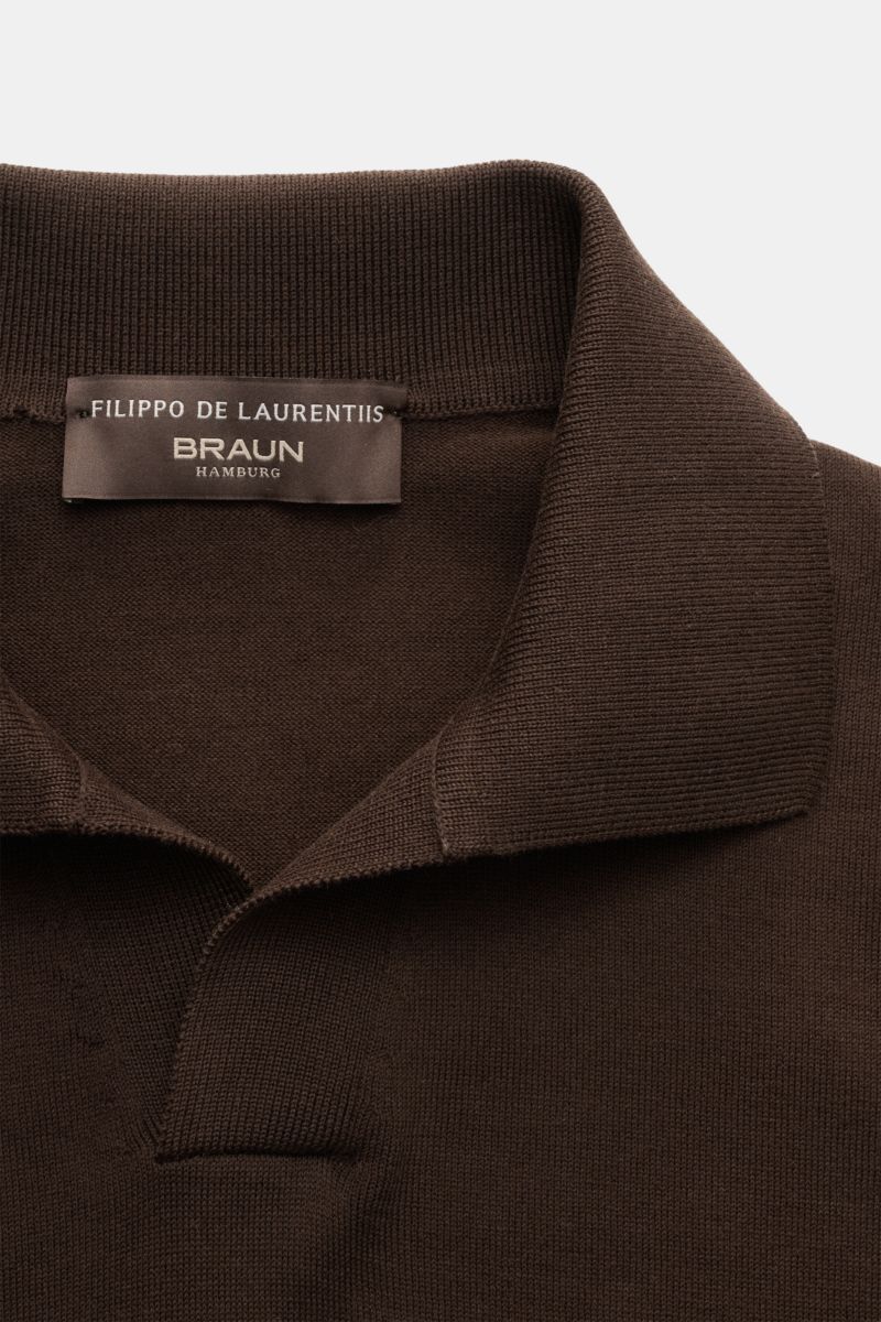 Close-up front view of the Filippo de Laurentiis Short sleeve knit polo dark brown, showcasing the fine cotton knit and signature polo collar with open placket.

Summery elegance at its most relaxed: This short sleeve knit polo by FILIPPO DE LAURENTIIS