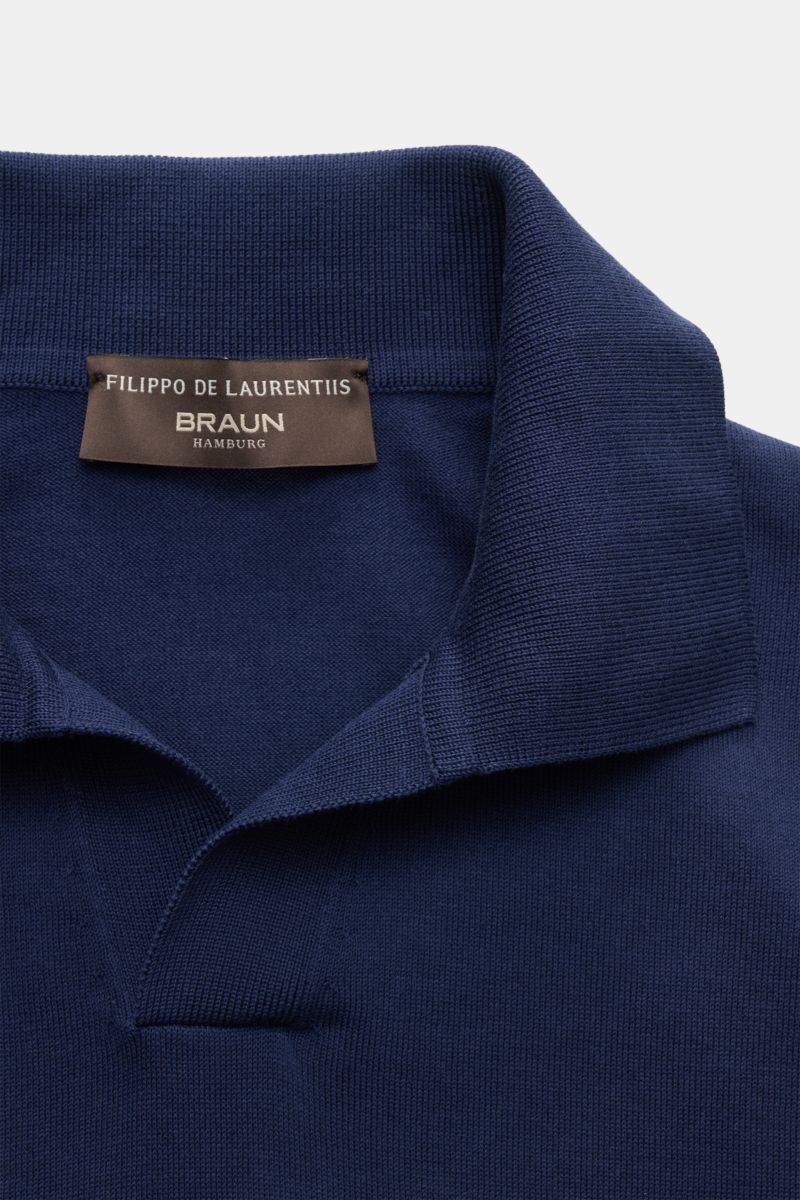 Close-up front view of the Filippo de Laurentiis Short sleeve knit polo dark blue showing the signature polo shirt collar and open collar placket.

Summery elegance at its most relaxed: This short sleeve knit polo by FILIPPO DE LAURENTIIS is made of a 