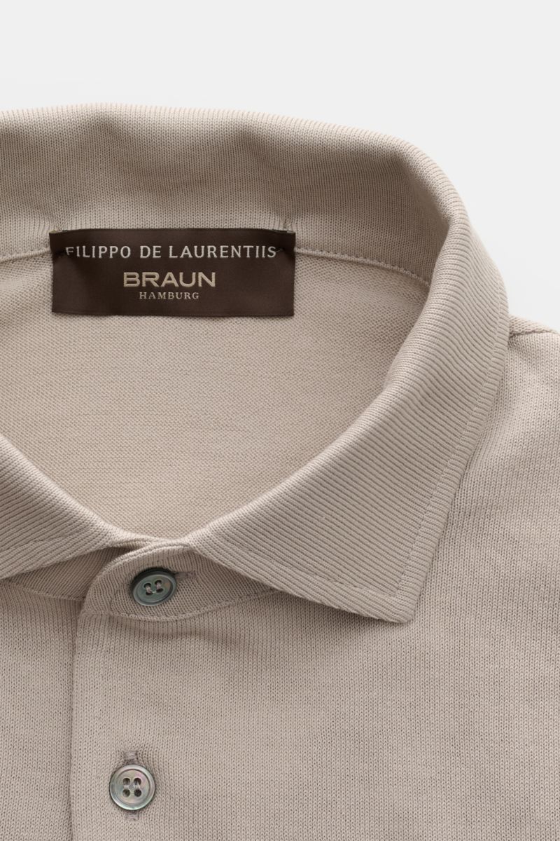 Close-up front view of Filippo de Laurentiis Kurzarm-Strickpolo hellgrau showing knitted polo collar, three-button placket, and fine ribbed cuffs. 

Summer feeling von FILIPPO DE LAURENTIIS: Dieses Strickpolo aus leichtem Baumwoll-Strick wird zum smart