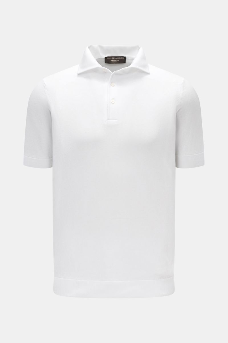 Front view of Filippo de Laurentiis Kurzarm-Strickpolo weiß, a white short-sleeve knit polo with a slim fit, knitted collar, three-button placket, and fine ribbed cuffs.

Summer feeling von FILIPPO DE LAURENTIIS: Dieses Strickpolo aus leichtem Baumwoll